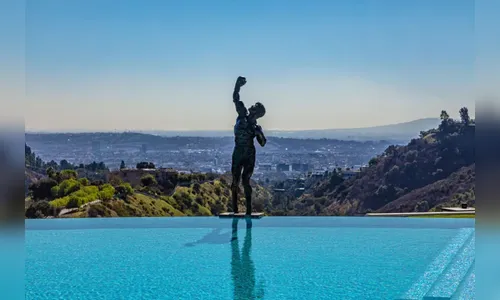 
							Cantora gasta o valor de uma Ferrari por mês para manter mansão de R$ 301 milhões; saiba quem
						
						