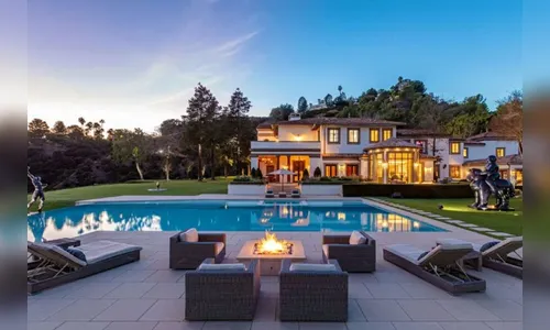 
							Cantora gasta o valor de uma Ferrari por mês para manter mansão de R$ 301 milhões; saiba quem
						
						