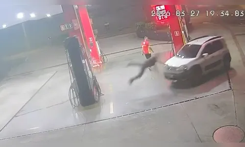 
							Motorista atropela morador após discussão por garagem bloqueada em Londrina
						
						