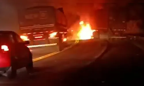 
							Colisão entre carro e caminhão causa explosão e morte no PR; veja
						
						