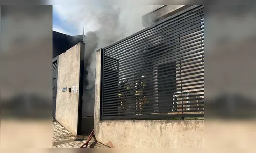 
							Incêndio começa em veículos e atinge casa no centro de Ivaiporã
						
						