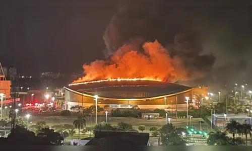 
							Fogo atinge cobertura do Velódromo na Barra e mobiliza 60 bombeiros nesta quarta
						
						