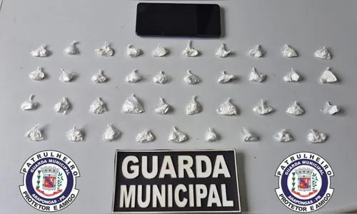 
							Guarda Municipal intercepta delivery de drogas em motel e apreende menor com crack em Arapongas
						
						