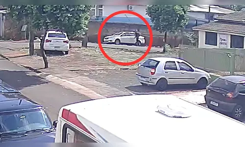 
							Homem ateia fogo em carro de pedagoga em frente a colégio no PR; veja
						
						