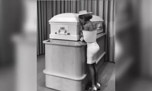 
							Influencer posta fotos ao lado do caixão da filha que morreu por bullying online; veja
						
						