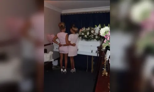 
							Influencer posta fotos ao lado do caixão da filha que morreu por bullying online; veja
						
						