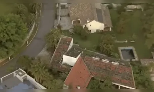 
							Mansão de R$ 8,2 milhões de apresentadora do SBT foi encontrada abandonada com telhado caindo aos pedaços
						
						