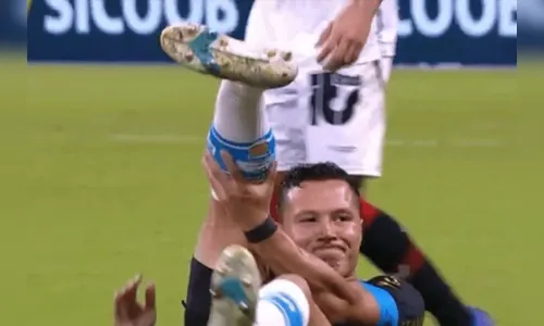 
							Marlon, jogador do Grêmio, sofre fratura grave durante jogo e passará por cirurgia
						
						