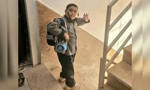 
							Foto de menino acenando para a mãe antes de morrer no Irã comove redes sociais; veja
						
						