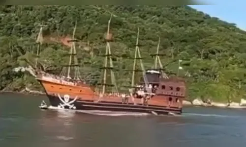 
							Casal é atropelado por 'barco pirata' em SC enquanto namorava em jet ski
						
						