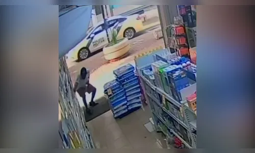 
							Vídeo: homem tenta furtar farmácia, dá de cara com viatura da PM e devolve produtos no PR
						
						