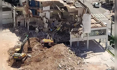 
							Operário morre soterrado após máquina de 20 toneladas despencar sobre ele no Paraná
						
						