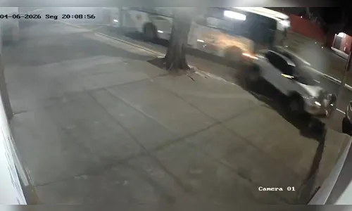 
							Ônibus do transporte coletivo atinge veículos parados e prensa carro contra poste no PR
						
						