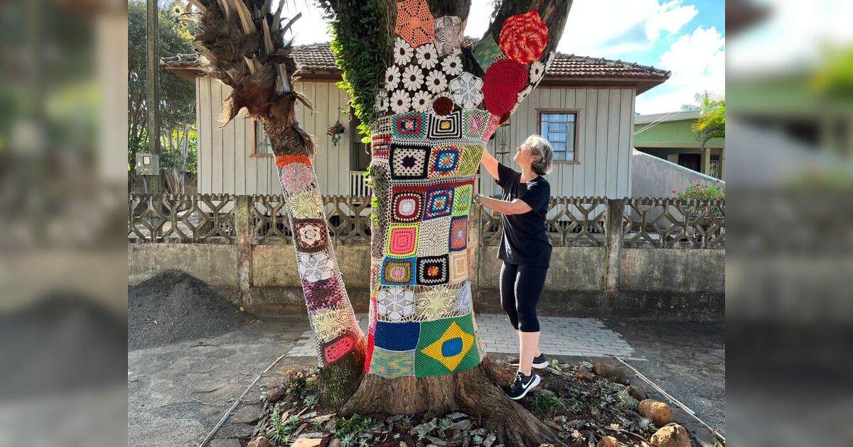 Artesãs decoram árvore com crochê e criam nova atração no Pirapó