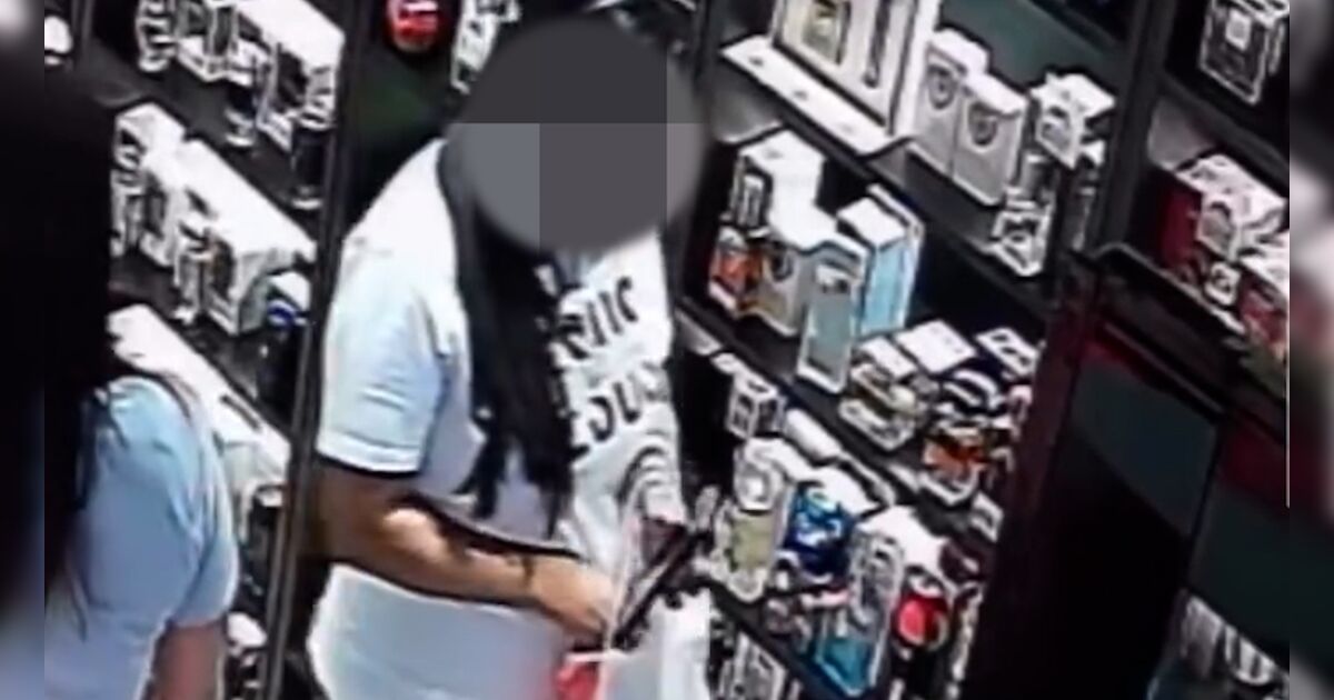 Câmera flagra mulher com camiseta de 