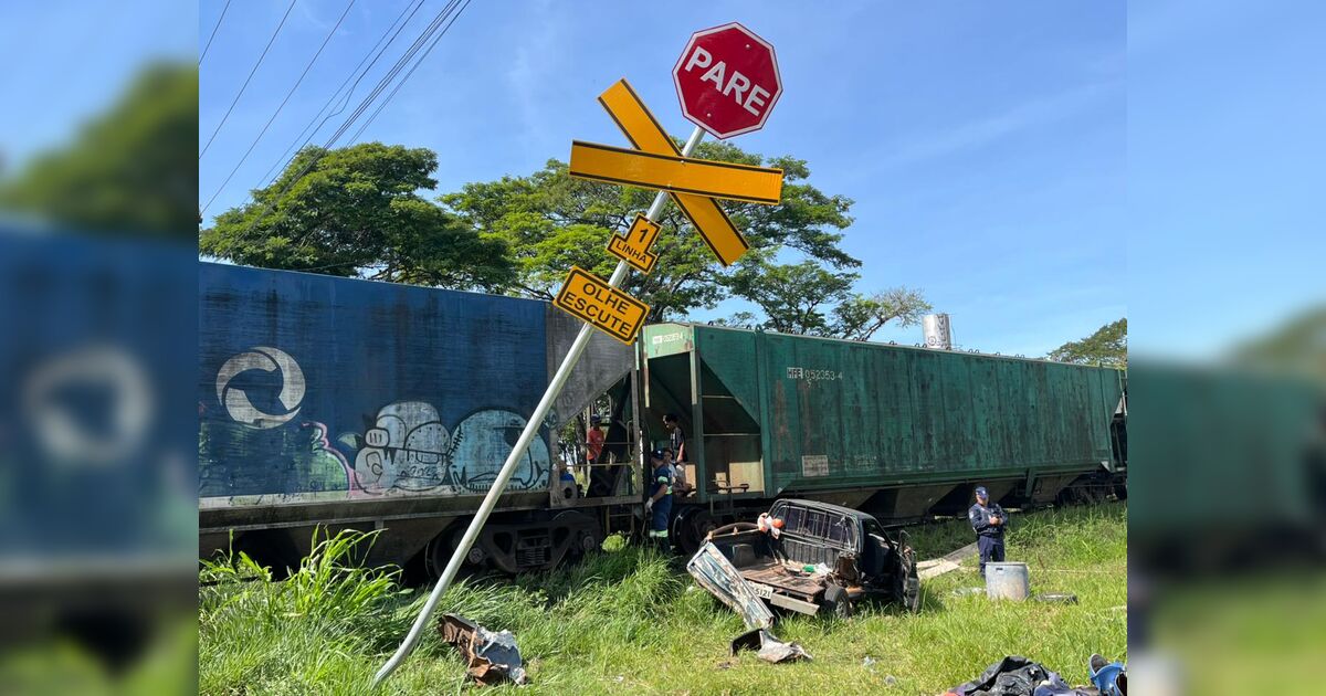 Carro é atingido por trem na entrada do 