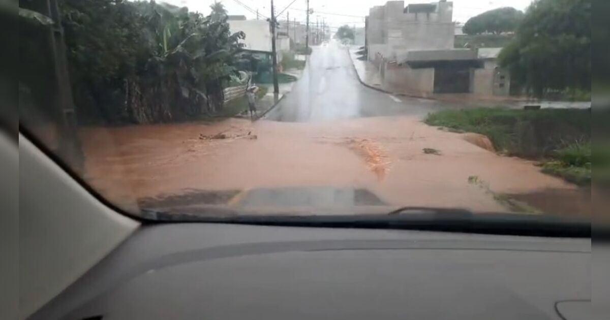 Chuva alaga via no Interlagos novamente; Prefeitura de Apucarana anuncia troca de tubulação