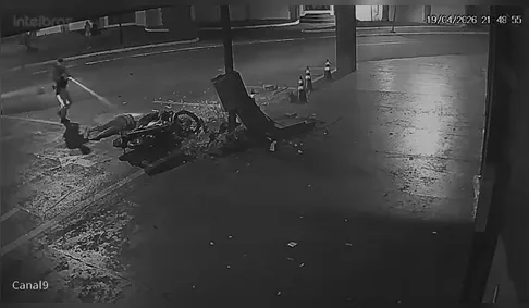 Fuga da PM termina com jovem arremessada contra poste no Paraná