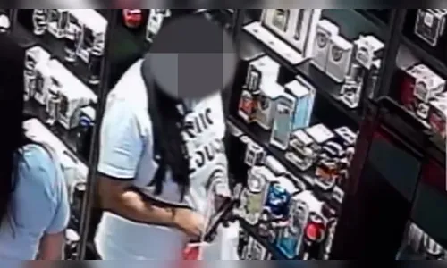 
							Câmera flagra mulher com camiseta de 