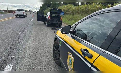
							PRF apreende quase meia tonelada de maconha em carro roubado em Arapongas
						
						