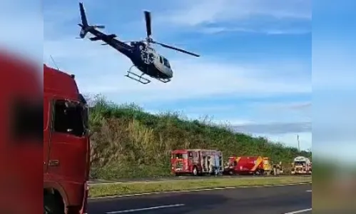 
							Homem é resgatado de helicóptero após capotamento de van na BR-376
						
						