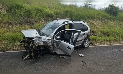 
							Acidente entre carro e carreta deixa dois feridos e bloqueia a PR-272
						
						