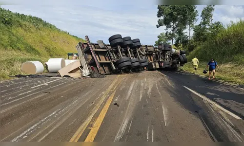 
							Acidente entre carro e carreta deixa dois feridos e bloqueia a PR-272
						
						
