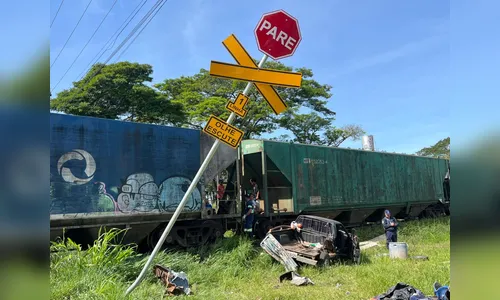 
							Carro é atingido por trem na entrada do 