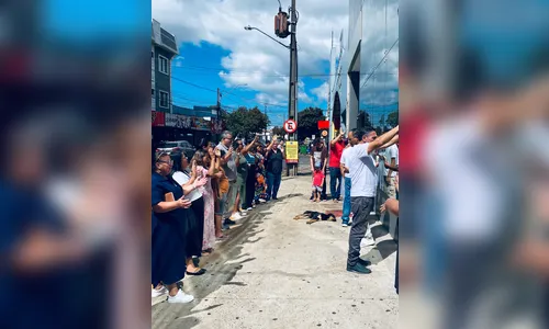 
							Adolescente internada na UTI mobiliza corrente de oração em frente ao Hospital da Providência
						
						
