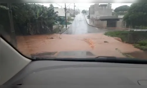 
							Chuva alaga via no Interlagos novamente; Prefeitura de Apucarana anuncia troca de tubulação
						
						