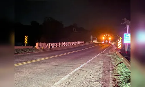 
							Caminhão atravessa barreira de contenção e despenca de ponte na PR-445
						
						
