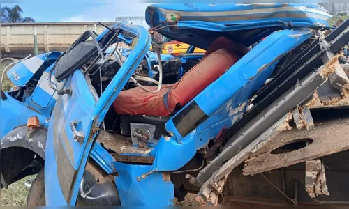 
							Caminhão de soja fica destruído após grave acidente e motorista sobrevive em SC
						
						