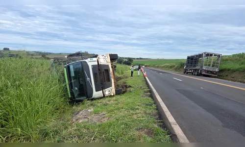
							Caminhão carregado com frango tomba no Contorno Norte de Apucarana
						
						