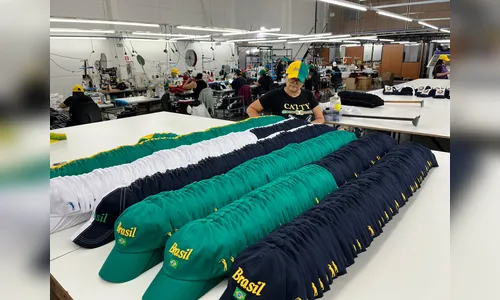
							Apucarana produz bonés para a Fifa e vê demanda crescer com a Copa do Mundo
						
						