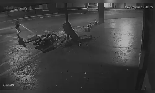 
							Fuga da PM termina com jovem arremessada contra poste no Paraná
						
						