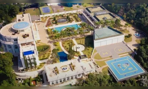 
							Maior mansão do Brasil custa R$ 1 bilhão e pertence a apresentador de 68 anos; saiba quem
						
						