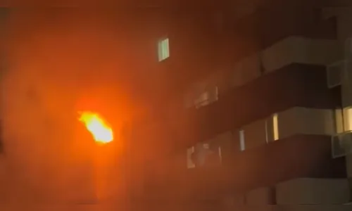 
							Vela acesa causa incêndio em apartamento e mobiliza Bombeiros em Londrina
						
						