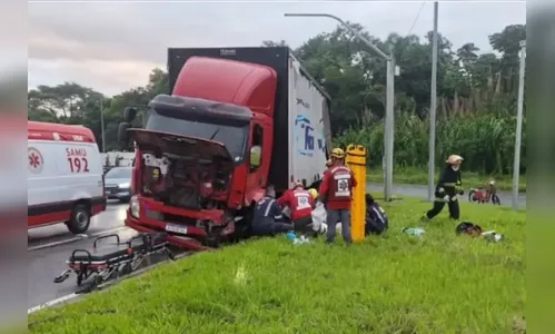 
							Motorista fica gravemente ferido após ser arremessado e atropelado por seu próprio caminhão em SC
						
						