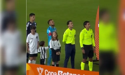 
							Timidez impede garoto de pedir autógrafo a Neymar em Curitiba; vídeo comove a internet
						
						