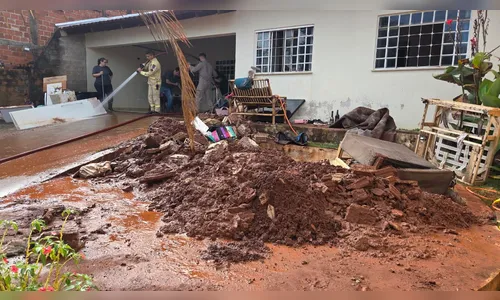 
							‘Total desespero’, diz professora que viu a parede de casa desabar em Apucarana
						
						