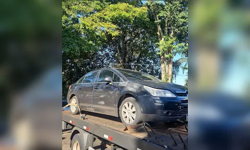
							Vídeo flagra suspeito abandonando carro após roubo de R$ 20 mil em Apucarana
						
						