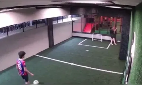 
							Vídeo mostra adolescente sendo eletrocutado em portão de quadra; amigo evita tragédia
						
						