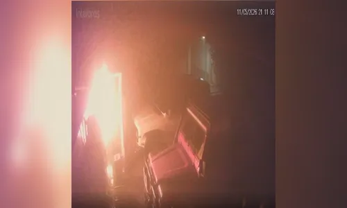 
							Vídeo mostra início de incêndio que destruiu carro híbrido em Apucarana
						
						
