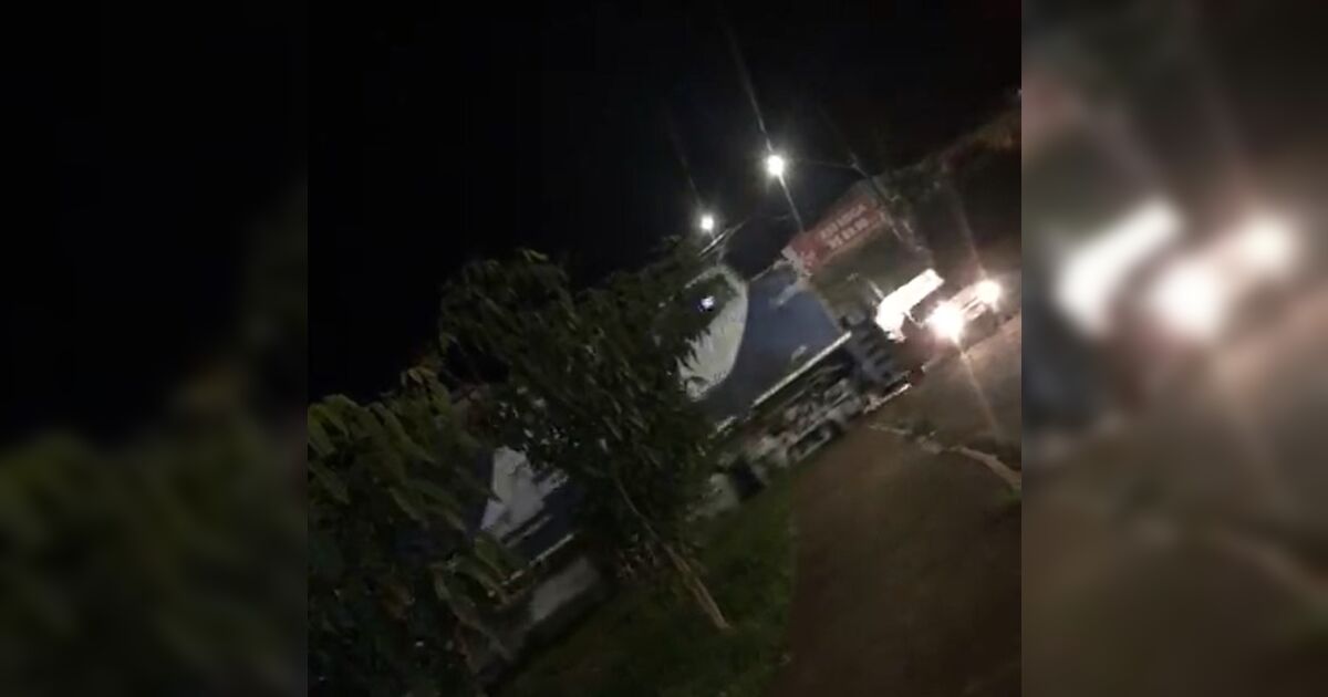 Casal flagra momento em que trem atinge Fiorino em Apucarana; veja