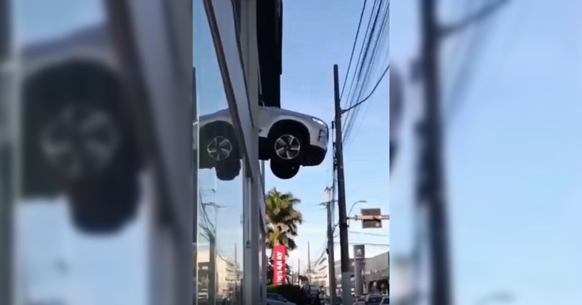 Carro quebra vitrine de concessionária e fica pendurado em Porto Alegre; veja vídeo