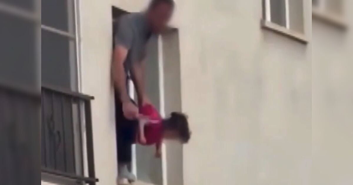 Com faca na mão, homem ameaça jogar filha de 3 anos pela jan