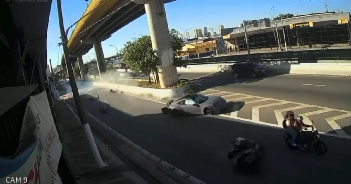 Fisiculturista perde controle de Porsche e atinge motos e carros; assista vídeo
