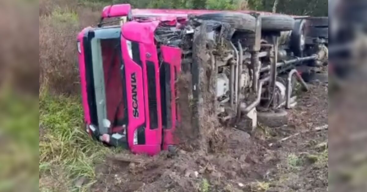 Influenciadora caminhoneira sofre acidente e tomba carreta na BR-116 em SC