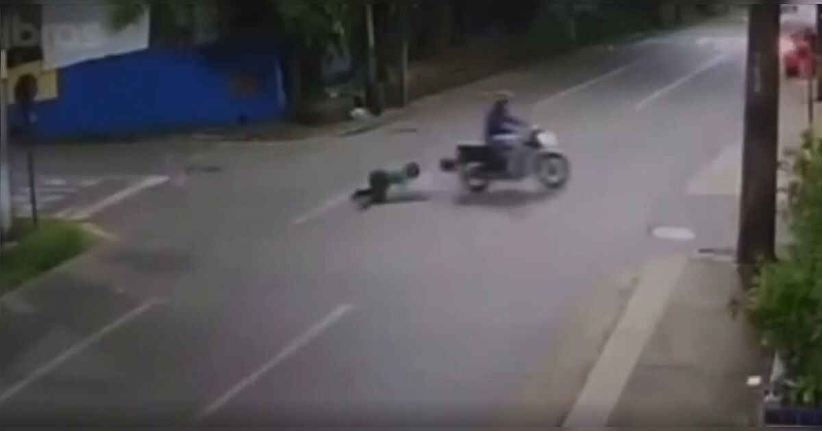 Mulher cai de moto de aplicativo e é atropelada por carro no