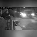 Caminhão carregado com toras de madeira tomba sobre casa no PR